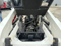 Фото мини погрузчик с бортовым поворотом xtrac s8 (850 кг) на сайте www.kiit.ru в интернет-каталоге КИИТ ☎ +7(800) 707-07-45 Изображение №11