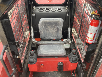 Гусеничный мини погрузчик с бортовым поворотом QUADTRAC CTL135. Изображение №9