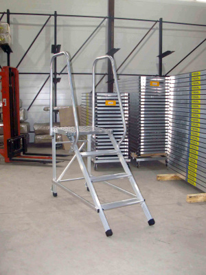 Лестница подмости MEGAL ЛП-1,0 с двумя поручнями. Изображение №4