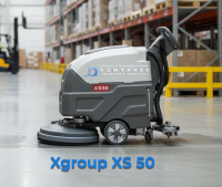 Поломоечная машина XGroup XS50 на складе Маневрирует между стеллажами, оставляя пол чистым и сухим.