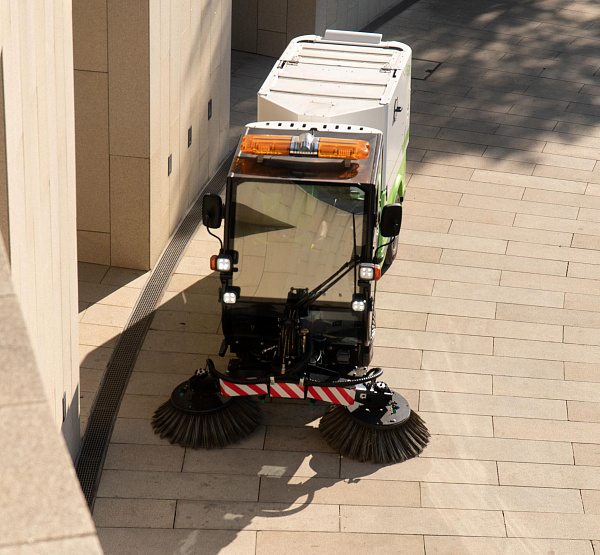 SmartSweeper RG-8240 — полноприводная уборочная машина для города и производства