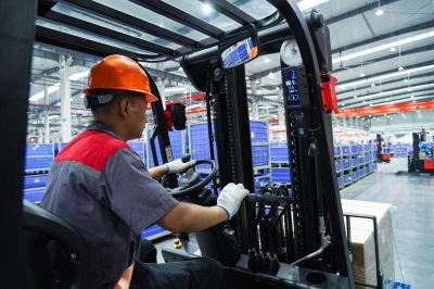 Вилочный электропогрузчик с кабиной EP EFL203 2W300. Изображение №7