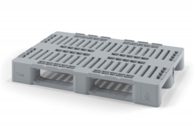 Пластиковый усиленный поддон на трёх закрытых полозьях iPlast 02.108.C14 перфорированный серый. Изображение №1