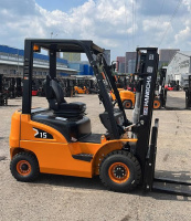 Работаем на двух таких погрузчиках уже полтора года в режиме 24/7. За это время — ни одной серьезной поломки. Двигатель ISUZU действительно оказался неприхотливым и экономичным