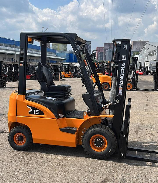 Работаем на двух таких погрузчиках уже полтора года в режиме 24/7. За это время — ни одной серьезной поломки. Двигатель ISUZU действительно оказался неприхотливым и экономичным