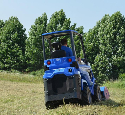 Мини-погрузчик MULTIONE 6.3iDs (1000 кг, высота подъема 2920 мм, двигатель Kohler 25 л.с., гидропоток 60 л/мин). Изображение №18