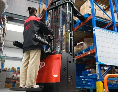 Штабелер с откидной платформой оператора EP ES16-RS. Изображение №5