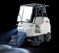 Подметальная машина с сиденьем оператора Xgroup S1600 — это высокопроизводительная уборочная машина для ЖКХ, улиц, парковок, складских территорий и промышленных объектов. Ширина уборки составляет 1600 мм за счет основной щетки 690 мм и трех боковых щеток