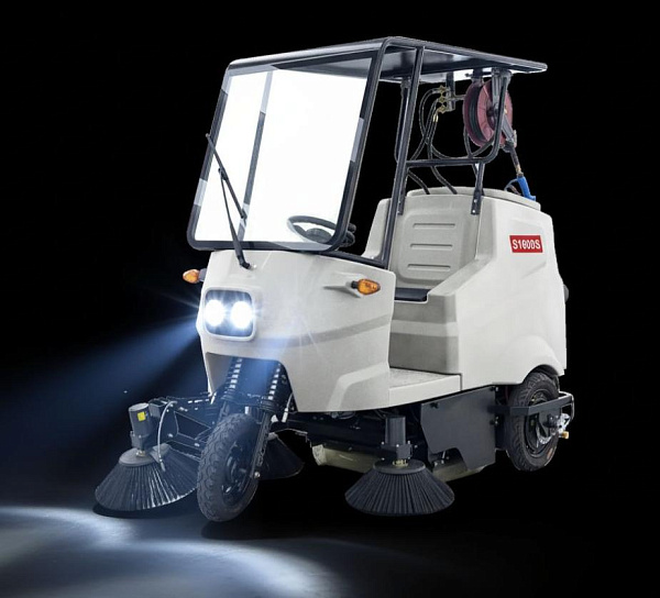 Подметальная машина с сиденьем оператора Xgroup S1600 — это высокопроизводительная уборочная машина для ЖКХ, улиц, парковок, складских территорий и промышленных объектов. Ширина уборки составляет 1600 мм за счет основной щетки 690 мм и трех боковых щеток