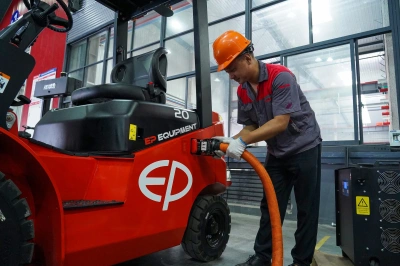 Вилочный электропогрузчик с кабиной EP EFL203 2W300. Изображение №9