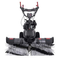 Рабочая ширина щетки – 100 см, а управление всеми настройками (угол поворота, высота и скорость вращения щетки) вынесено к оператору для удобства и безопасности.