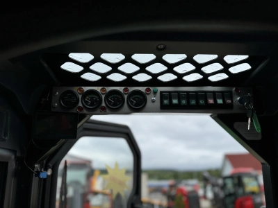 Мини погрузчик с бортовым поворотом QUADTRAC SSL85. Изображение №28