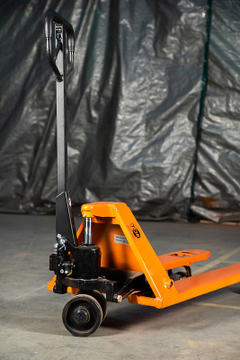 Низкопрофильная гидравлическая тележка TOR BFL10 1000 кг 1150 мм полиуретановые колеса. Изображение №2