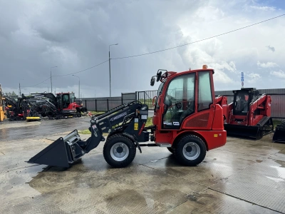 Мини погрузчик с телескопической стрелой QUADTRAC WL40T EVO (1000 кг, высота подъема 3400 мм, шарнирно-сочлененная рама). Изображение №12