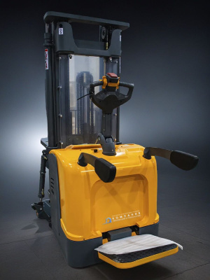 Электрический самоходный штабелер с платформой XILIN CDDK20 (2,0 т, высота подъема 6,5 м, литий-ион 24/230). Изображение №2