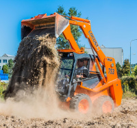 Купить мини-погрузчик Locust L753. 750 кг, высота подъема 3,25 м, двигатель Perkins 49 л.с. Для стройки и сельского хозяйства. Доставка в Москве и по России - КИИТ.