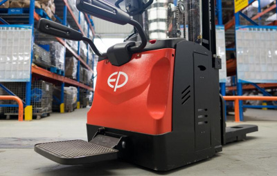 Штабелер с откидной платформой и ограждением для оператора EP ES16-RS. Изображение №3