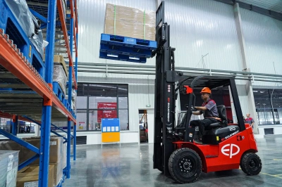 Вилочный электропогрузчик с кабиной EP EFL203 2W300. Изображение №3