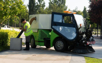 Компактная коммунальная машина SmartSweeper RG-8240 — это мультифункциональная, всесезонная, полноприводная дизельная подметально-уборочная машина с вакуумным всасыванием для уборки городских дорог, складских, торговых и производственных территорий круглы