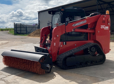 Гусеничный мини погрузчик с бортовым поворотом QUADTRAC CTL135. Изображение №6