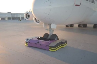 Самоходный тягач для буксировки самолета. Изображение №1