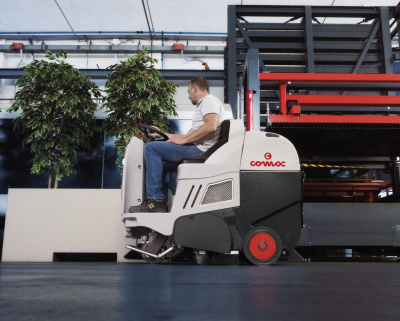 Аккумуляторная подметальная машина с сиденьем COMAC CS 800B 1150 мм 6800 м2/ч. Изображение №4