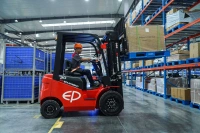 Вилочный электропогрузчик с кареткой бокового смещения EP EFL203 3F480 (Китай) - четырехопорный электрический погрузчик с сайдшифтером и свободным ходом вил, с литий-ионным аккумулятором 80/460 В/Ач г/п 2 тонны для транспортировки и подъема грузов на высо