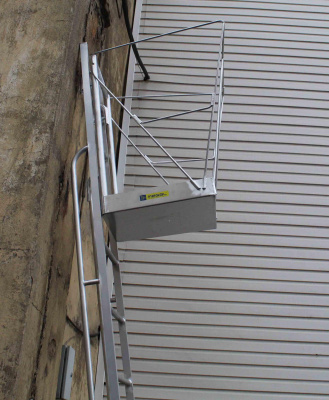 Навесная площадка на лестницы MEGAL ПЛА (120 кг, размер площадки 0,6x0,55 м). Изображение №7