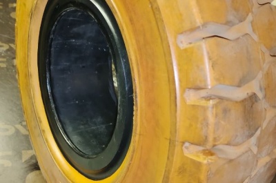 Шины цельнолитые белые ALL- PRO HP для спецтехники, размер 18х7-8. . Изображение №1