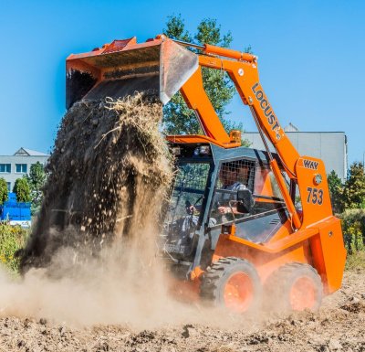 Мини-погрузчик Locust L753 (750 кг, высота подъема 3250 мм, двигатель Perkins 49 л.с.). Изображение №1