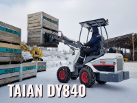 Зимой мини-погрузчик TAIAN DY840 остаётся незаменимым помощником на ферме. Он легко справляется с уборкой снега, расчищая дороги, дворы и подъезды к зданиям. Благодаря мощным шинам и системе подогрева двигателя, погрузчик способен работать даже в суровых
