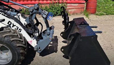 Универсальный мини-погрузчик TAIAN DY35LB (1200 кг, 2110 мм, Kubota V1505). Изображение №11