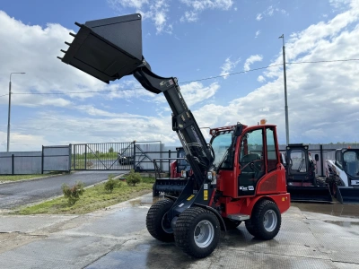 Мини погрузчик с телескопической стрелой QUADTRAC WL40T EVO (1000 кг, высота подъема 3400 мм, шарнирно-сочлененная рама). Изображение №10