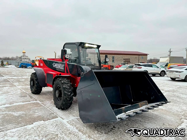 На строительных площадках QUADTRAC TH630 незаменим для погрузочно-разгрузочных работ. Высота подъема 6 метров позволяет подавать материалы на верхние этажи и строительные леса. Поворот всеми колесами обеспечивает отличную маневренность в стесненных услови