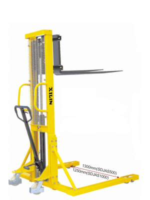 Штабелер гидравлический 1,5 т 3,0 м XILIN SDJAS1530 с раздвижными вилами и расширенными опорами. Изображение №1