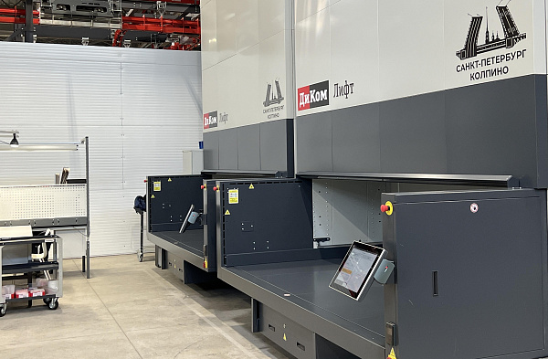 Система работает по принципу «товар к человеку»: продукция автоматически подаётся в окно выдачи, без участия складского персонала и без применения погрузочной техники. Всё управление осуществляется с помощью сенсорного пульта, а система самостоятельно изм