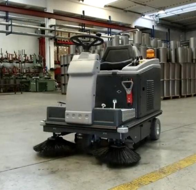 Аккумуляторная подметальная машина LAVOR Professional SWL R1000 ET (1230 мм, 6200 м2/ч, бак 115 л, 24 В). Изображение №6