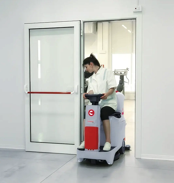 Фото поломоечная машина с местом оператора comac innova 55b на сайте www.kiit.ru в интернет-каталоге КИИТ ☎ +7(800) 707-07-45 Изображение №5