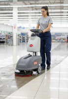 Поломоечная машина XGroup XS15 в магазине Уборка узких проходов и прикассовых зон в розничных магазинах и бутиках.