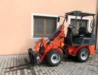 QUADTRAC EcoMax25 — экологичный мини-погрузчик | 8-функциональный джойстик, двойной гидровыход, ширина 1260 мм
