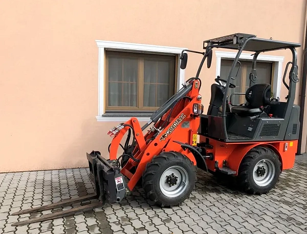 QUADTRAC EcoMax25 — экологичный мини-погрузчик | 8-функциональный джойстик, двойной гидровыход, ширина 1260 мм