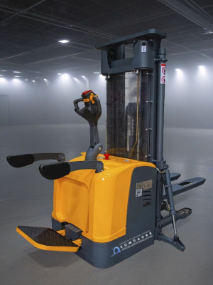 Электрический самоходный штабелер с платформой XILIN CDDK20 (2,0 т, высота подъема 6,5 м, литий-ион 24/230). Изображение №4