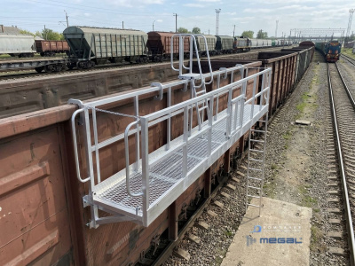 Навесная боковая алюминиевая площадка для полувагонов MEGAL ПНПБА-5400 с лестницами (480 кг, 4 человека). Изображение №1
