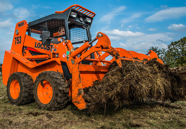 Фото мини-погрузчик locust l753 (750 кг, высота подъема 3250 мм, двигатель perkins 49 л.с.) на сайте www.kiit.ru в интернет-каталоге КИИТ ☎ +7(800) 707-07-45 Изображение №2