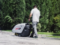 Фото аккумуляторная подметальная машина comac cs 500 bt с ручным управлением (2600 м²/ч, 650 мм, 50 л) на сайте www.kiit.ru в интернет-каталоге КИИТ ☎ +7(800) 707-07-45 Изображение №6