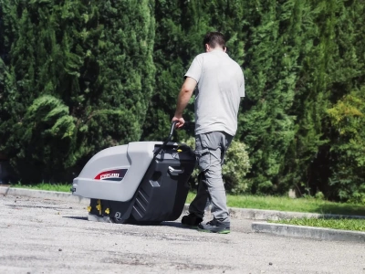 Аккумуляторная подметальная машина COMAC CS 500 BT с ручным управлением (2600 м²/ч, 650 мм, 50 л). Изображение №6