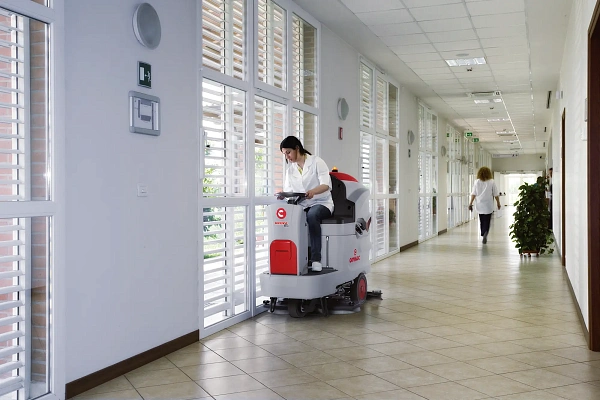 Фото поломоечная машина comac innova 85b на сайте www.kiit.ru в интернет-каталоге КИИТ ☎ +7(800) 707-07-45 Изображение №2