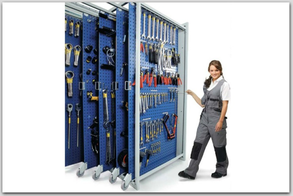 Фото выдвижные перфорированные панели для инструмента в автомастерской на сайте www.kiit.ru в интернет-каталоге КИИТ ☎ +7(800) 707-07-45