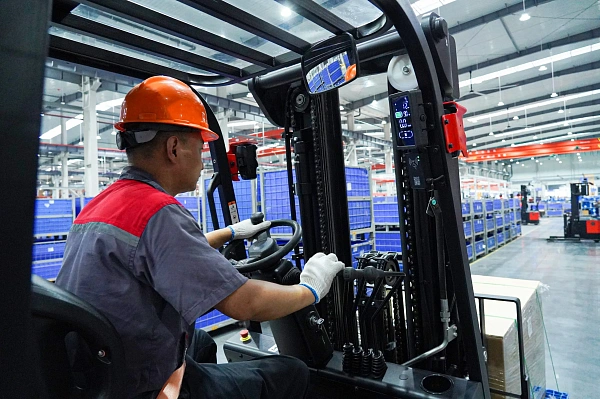 Электропогрузчик EP EFL203(P) сгусток достоинств – большие колеса, большой клиренс, защита от воды