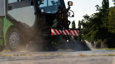 Коммунальная подметально-уборочная машина SmartSweeper RG-8240 (дизель, 4x4, бункер 1,5 м3). Изображение №4